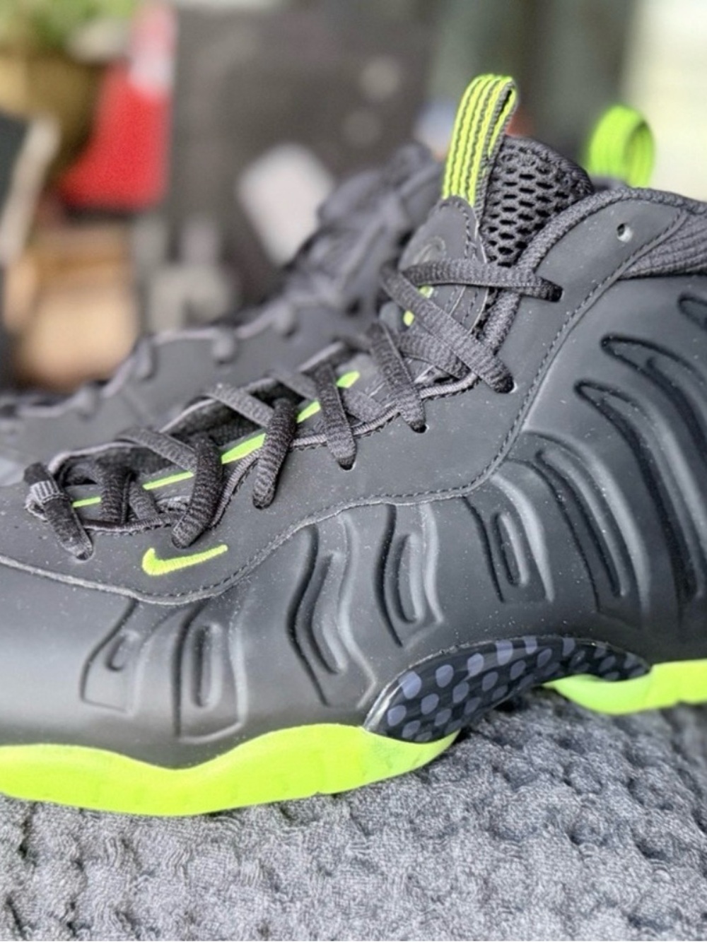Nike Foamposite Black/Volt - Picture 2 of 5